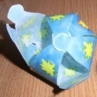 Weihnachtsbaumkugeln kleben